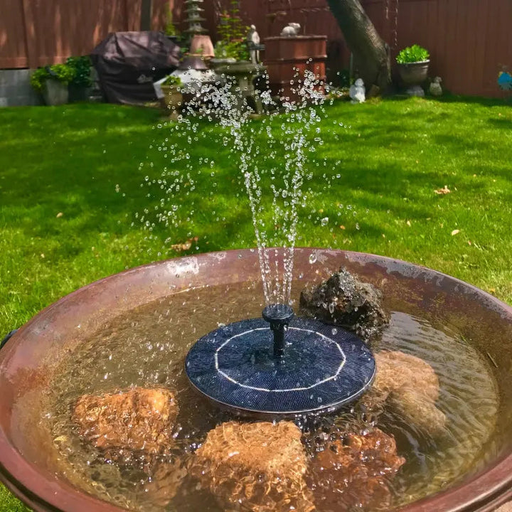 Fontaine solaire décorative pour jardin, terrasse et patio. Ajoute une touche apaisante et écologique.