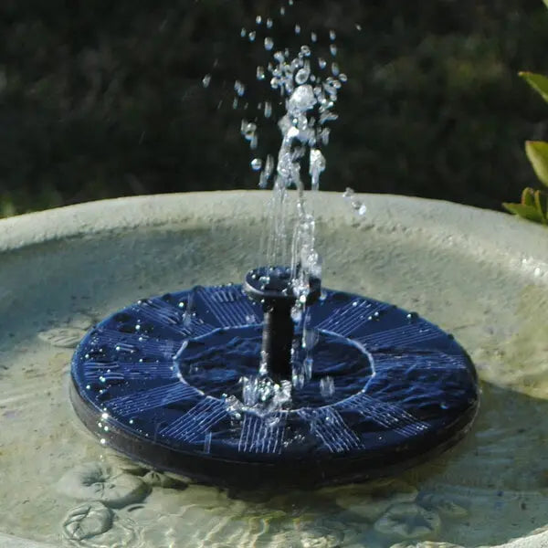 Élégante fontaine solaire pour jardin, créant une ambiance de détente. Parfaite pour patio ou terrasse.