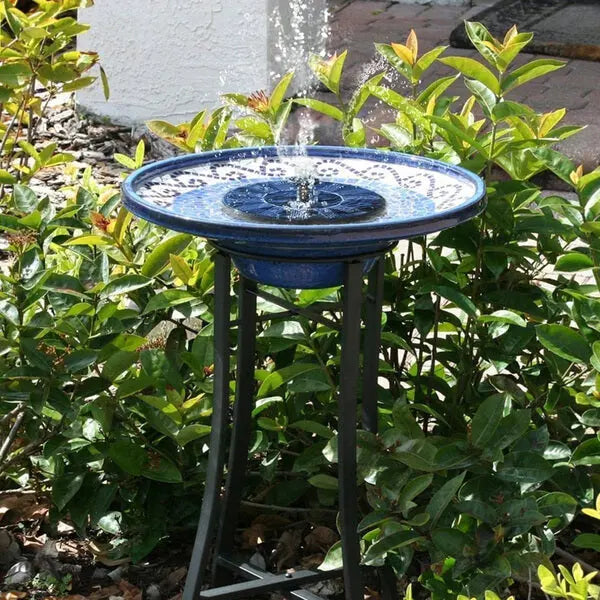Fontaine solaire apaisante pour jardin, le doux murmure de l'eau apporte la détente. Décoration de patio.