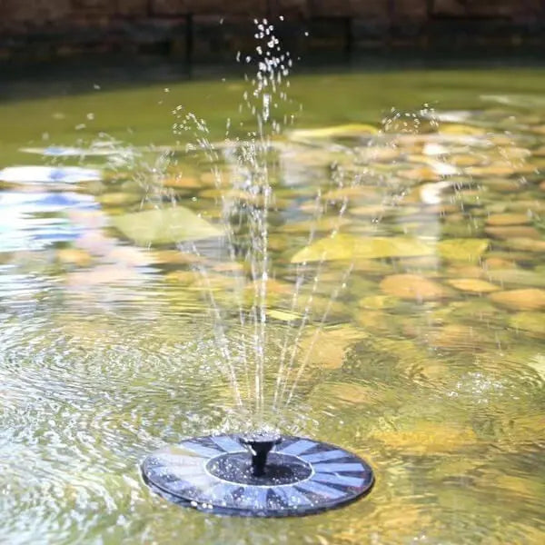 Belle fontaine solaire autonome pour jardin. Décoration extérieure unique, apporte calme et apaisement.