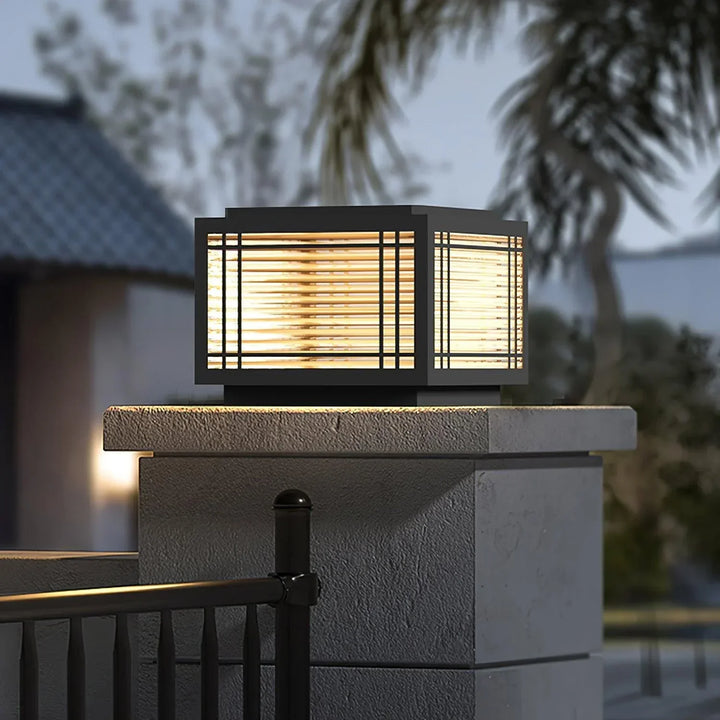Lampe de jardin solaire LED pour poteau, design japonais authentique, crée une ambiance zen relaxante.