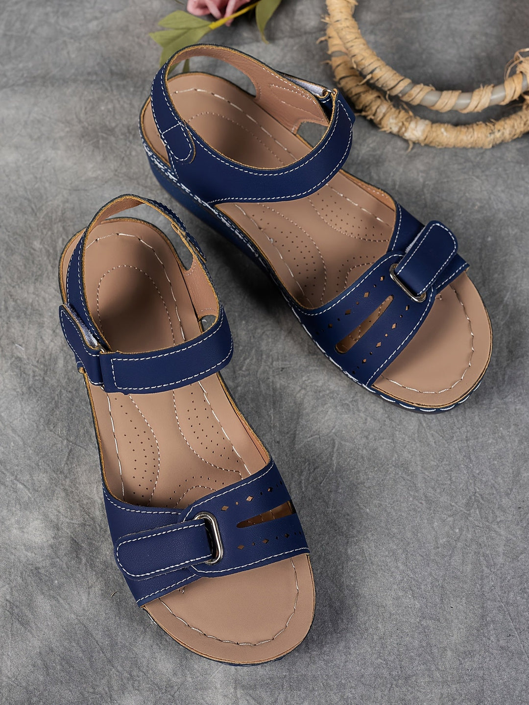 Sandales plateforme femme, confortables et ouvertes, parfaites pour un look d'été mode.
