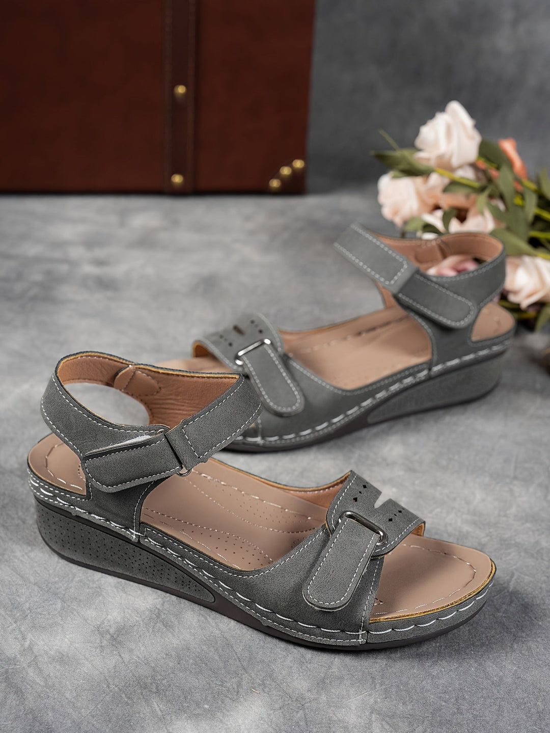 Sandales à plateforme pour femme, style ouvert et confortable, parfaites pour la plage.
