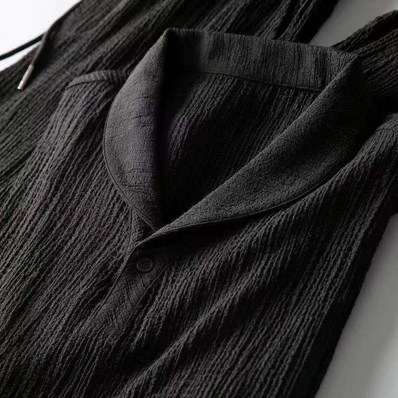 Détail de la texture du lin léger et respirant de l'ensemble homme, chic et décontracté pour l'été.