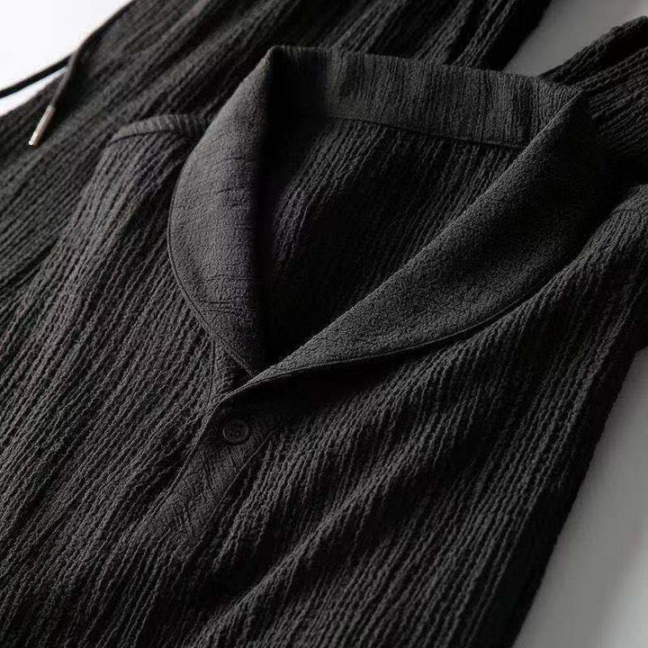 Détail de la texture du lin léger et respirant de l'ensemble homme, chic et décontracté pour l'été.