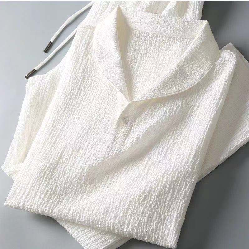Lin premium pour cet ensemble homme, offrant confort optimal, légèreté et respirabilité en période estivale.