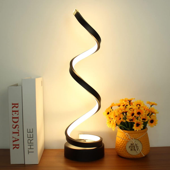 Lampe de bureau spiralée avec éclairage LED réglable, dimmable. Parfaite pour une ambiance de travail ou de lecture.