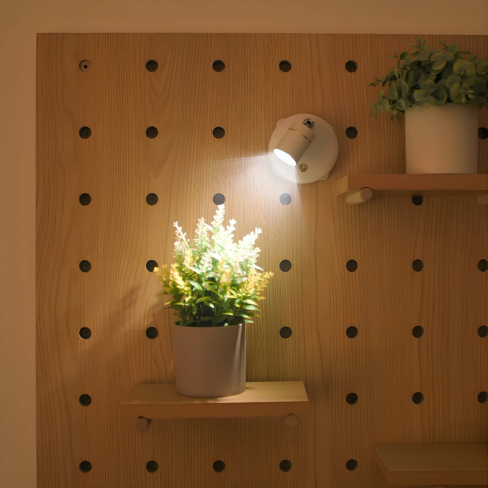 Spot LED mural dimmable par télécommande, offrant un éclairage d'ambiance personnalisé.