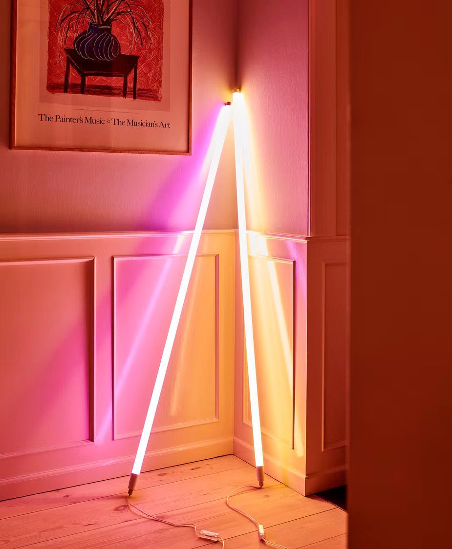 Éclairage d'ambiance LED flexible sur pied, tube néon pour un design intérieur moderne et lumineux.
