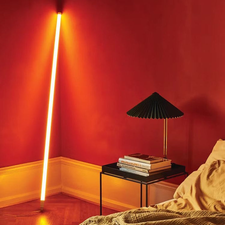 Pied de lampe avec tube LED multicolore, idéal pour un éclairage d'ambiance chaleureux et moderne.