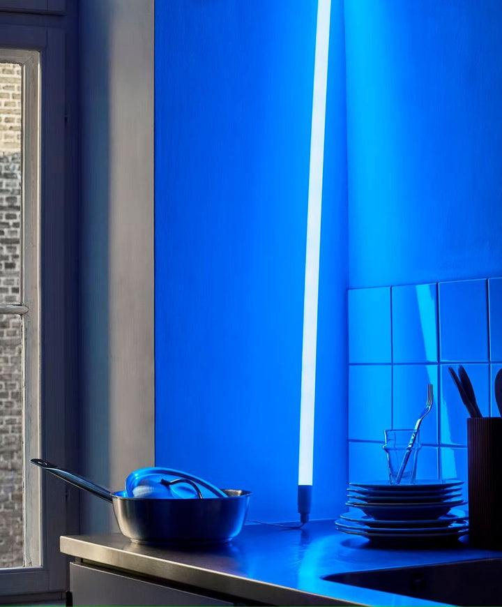 Éclairage LED d'ambiance sur pied, tube flexible pour personnaliser votre intérieur avec style.