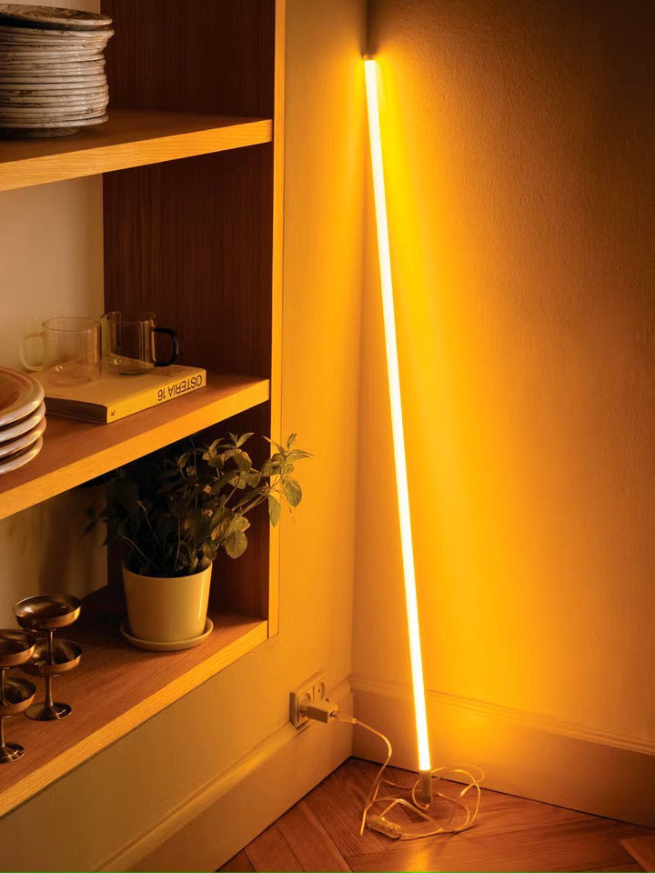 Lampe néon LED design, tube lumineux flexible créant un éclairage d'ambiance moderne et dynamique.