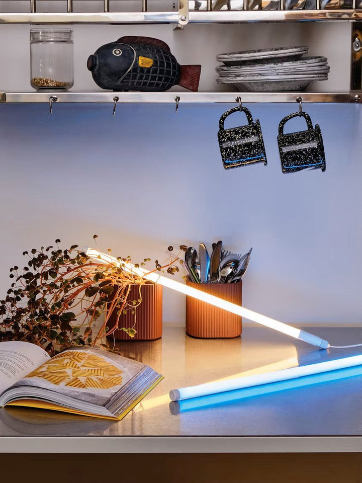 Lampe sur pied avec tube LED néon, lumière d'ambiance pour une décoration intérieure contemporaine.