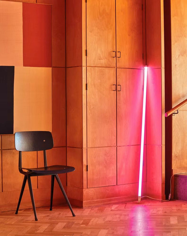 Lampe décorative sur pied LED néon, tube lumineux pour une ambiance lumineuse unique et moderne.