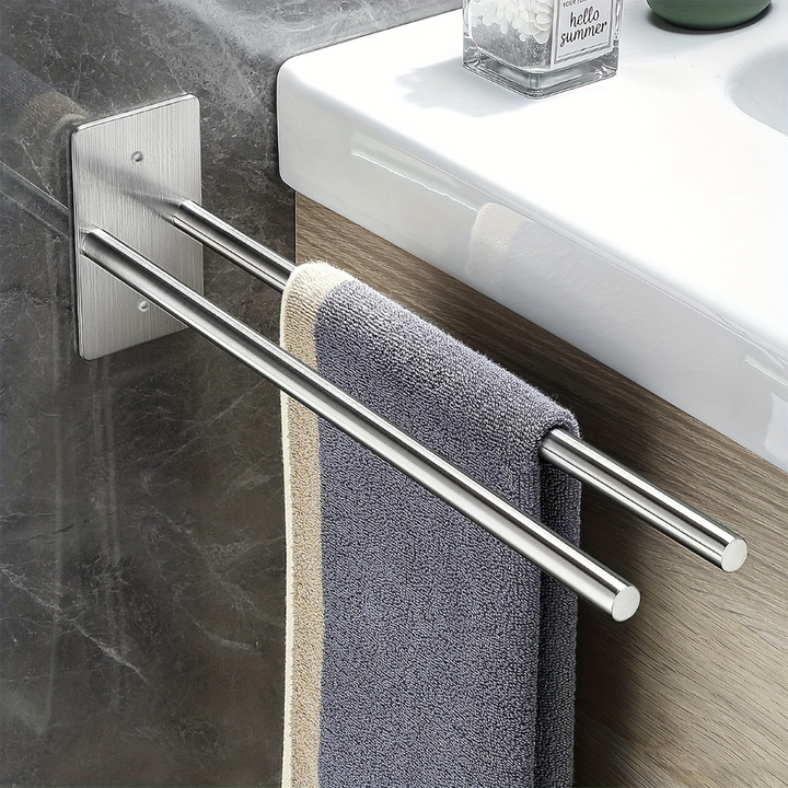 Porte-serviettes mural acier inoxydable élégant pour salle de bain moderne.