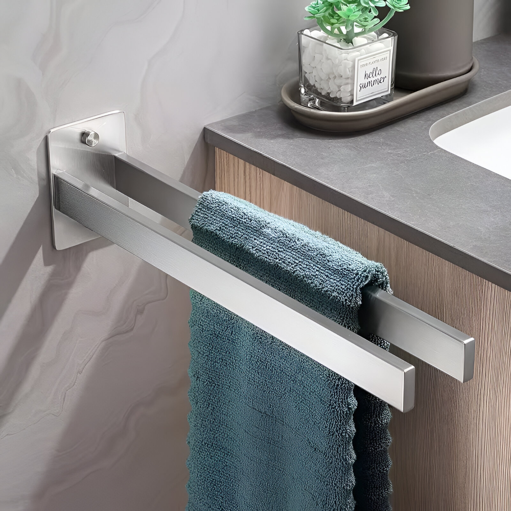 Support serviettes mural argent brossé, acier inoxydable, accessoire élégant.