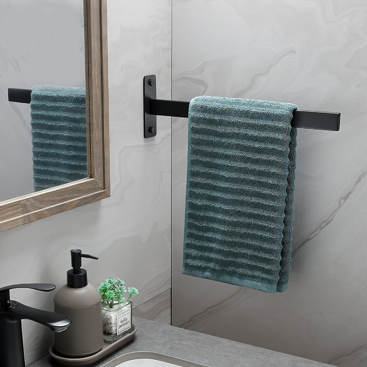 Double porte-serviettes mural en acier inoxydable brossé, design élégant.