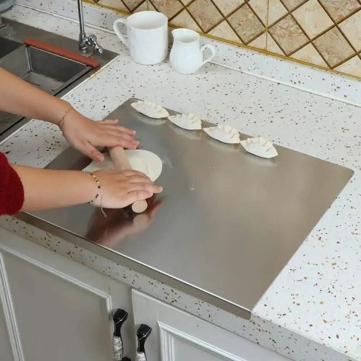 Ustensile de cuisine hygiénique, cette planche à découper est facile à nettoyer et parfaite pour la préparation.