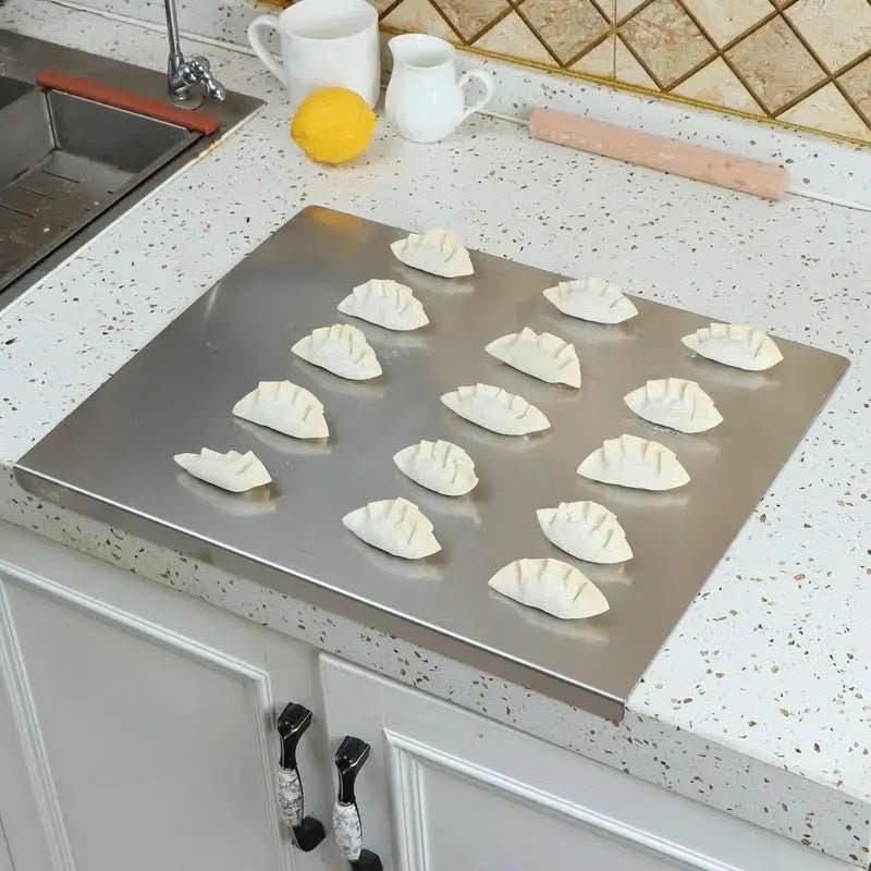 Planche de préparation alimentaire durable et antidérapante, un outil de chef essentiel pour découper en toute sécurité.