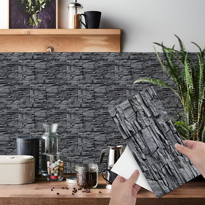 Revêtement mural adhésif vinyle imperméable, motif marbre pour cuisine ou salle de bain moderne.