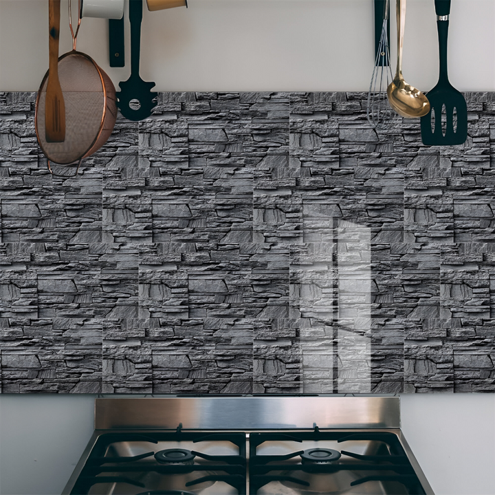 Rénovation facile avec panneaux muraux autocollants effet marbre, aspect pierre naturelle.