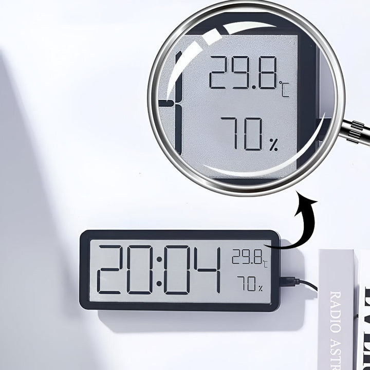 Horloge murale LED numérique grand affichage, moderne. Montre l'heure, la température et l'humidité pour une maison connectée.