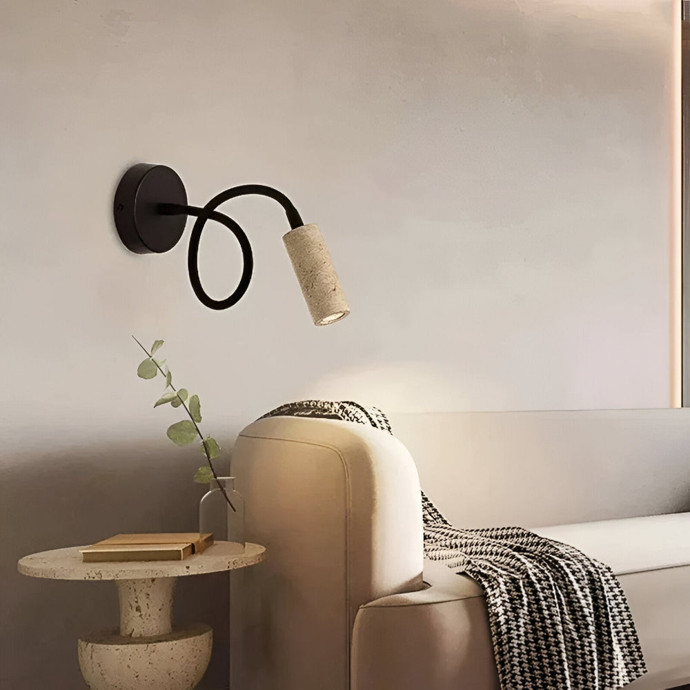Lampe murale décorative en travertin jaune, design moderne, crée une ambiance lumineuse unique.