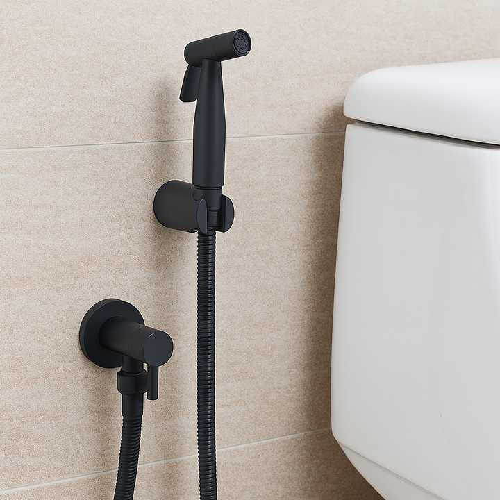 Solution de nettoyage écologique : douchette WC bidet en acier inoxydable, design mural pour salle de bain élégante.