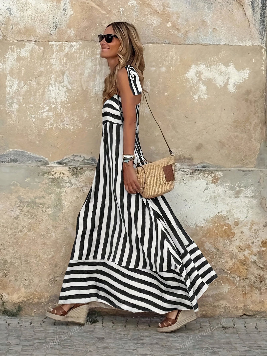 Robe maxi fluide femme rayée à fines bretelles. Idéale pour un look d'été élégant et décontracté. Parfaite vacances.