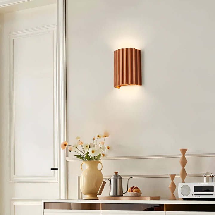 Lampe murale LED contemporaine, style nordique, crée une ambiance lumineuse douce et un décor raffiné.