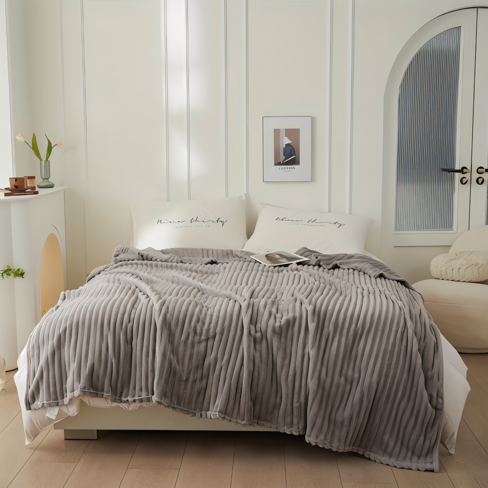 Plaid polaire StripyLux doux, idéal canapé ou chambre, toutes saisons.