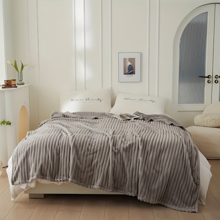 Plaid polaire StripyLux doux, idéal canapé ou chambre, toutes saisons.