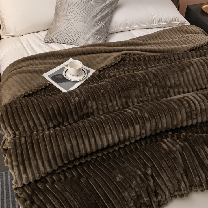 Jeté de lit polaire confortable et doux, motif rayé élégant.