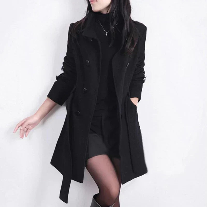 Trench-coat classique beige pour femme, double boutonnage, ceinture élégante. Idéal automne/hiver chic.