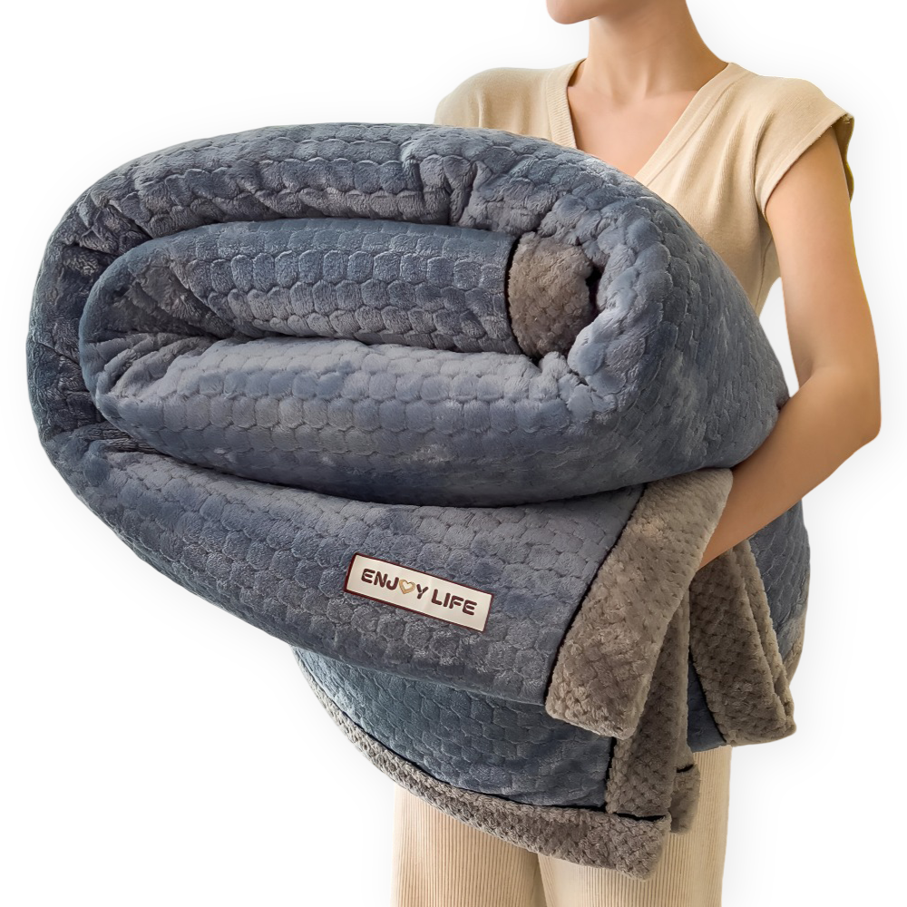 Plaid velours douillet avec motif patchwork, apporte une touche de luxe au salon ou chambre.