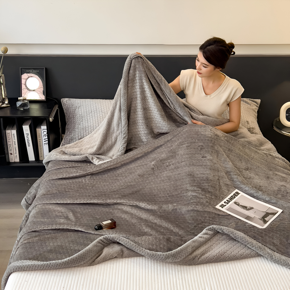 Plaid en velours douillet, design patchwork moderne, idéal pour un intérieur chic et confortable.