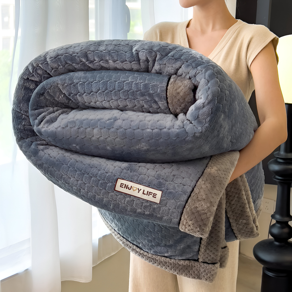 Plaid luxe en velours, texture douce, motif patchwork raffiné, parfait pour la chambre.