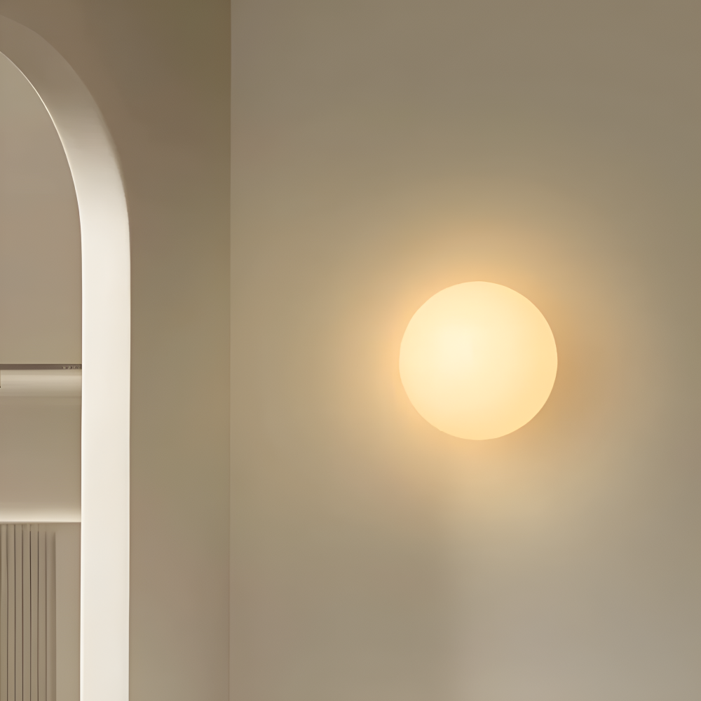Lampe murale LED ronde moderne, offrant un éclairage doux et élégant pour salon ou chambre.