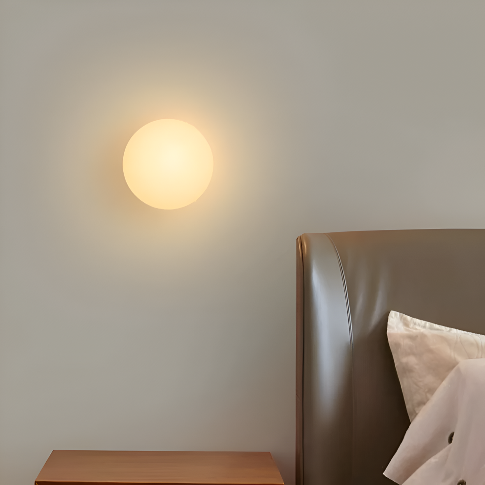 Luminaire mural LED rond blanc, diffuse une lumière douce créant une ambiance relaxante et moderne dans la maison.