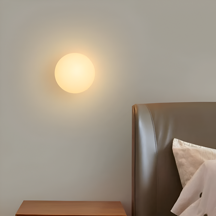 Luminaire mural LED rond blanc, diffuse une lumière douce créant une ambiance relaxante et moderne dans la maison.