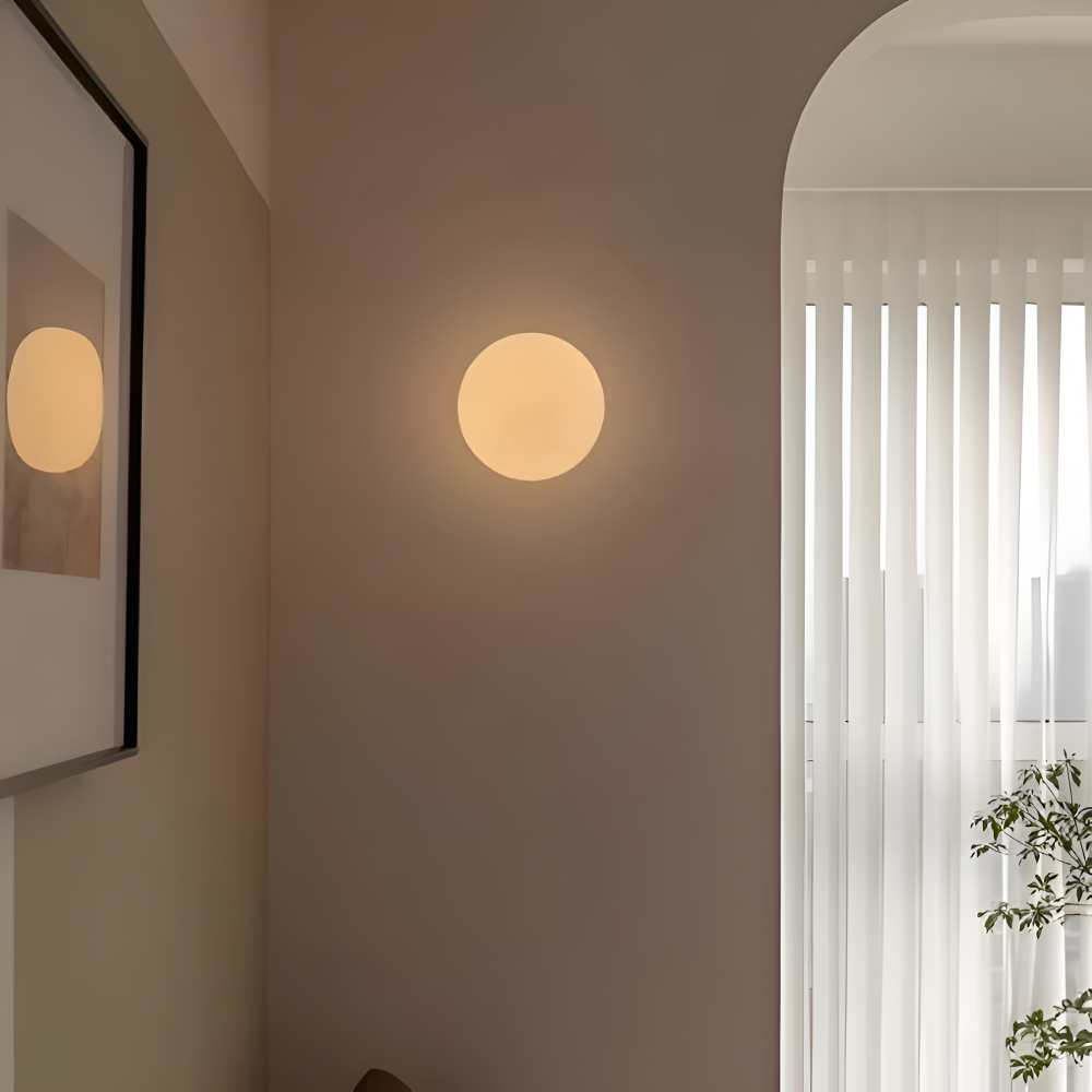 Applique murale LED ronde au design minimaliste, idéale pour une lumière intérieure chaleureuse et contemporaine.