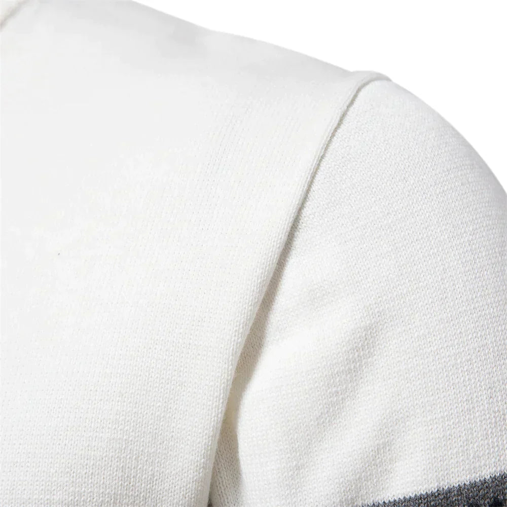 Ce pull homme allie style rétro intemporel et confort moderne. Un essentiel de la mode masculine chic.