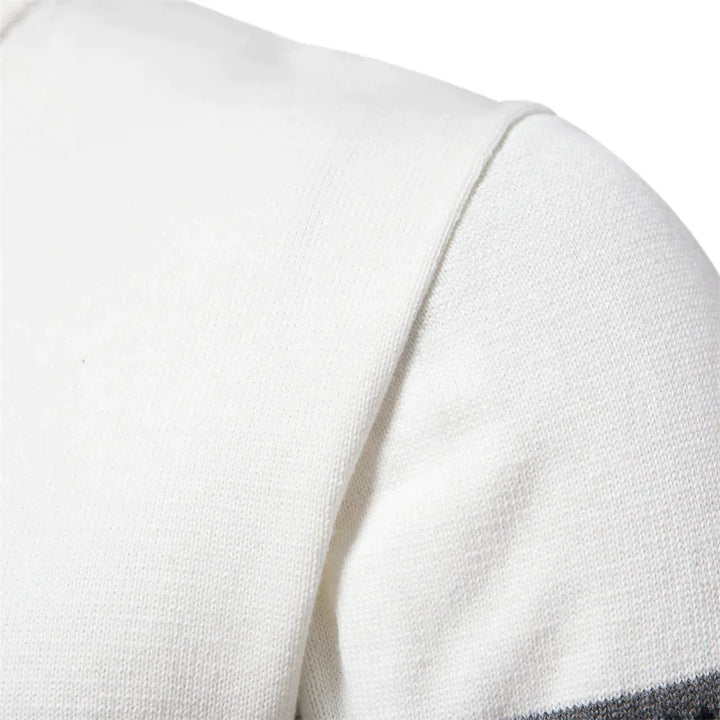 Ce pull homme allie style rétro intemporel et confort moderne. Un essentiel de la mode masculine chic.