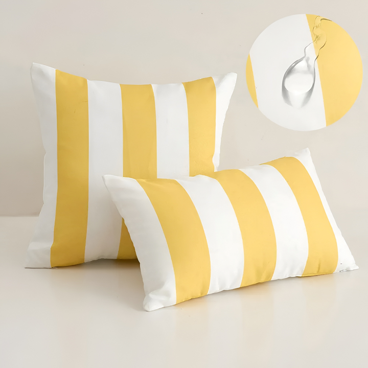 Décoration de terrasse moderne avec housse de coussin rayée imperméable, parfaite pour jardin et extérieur en été.
