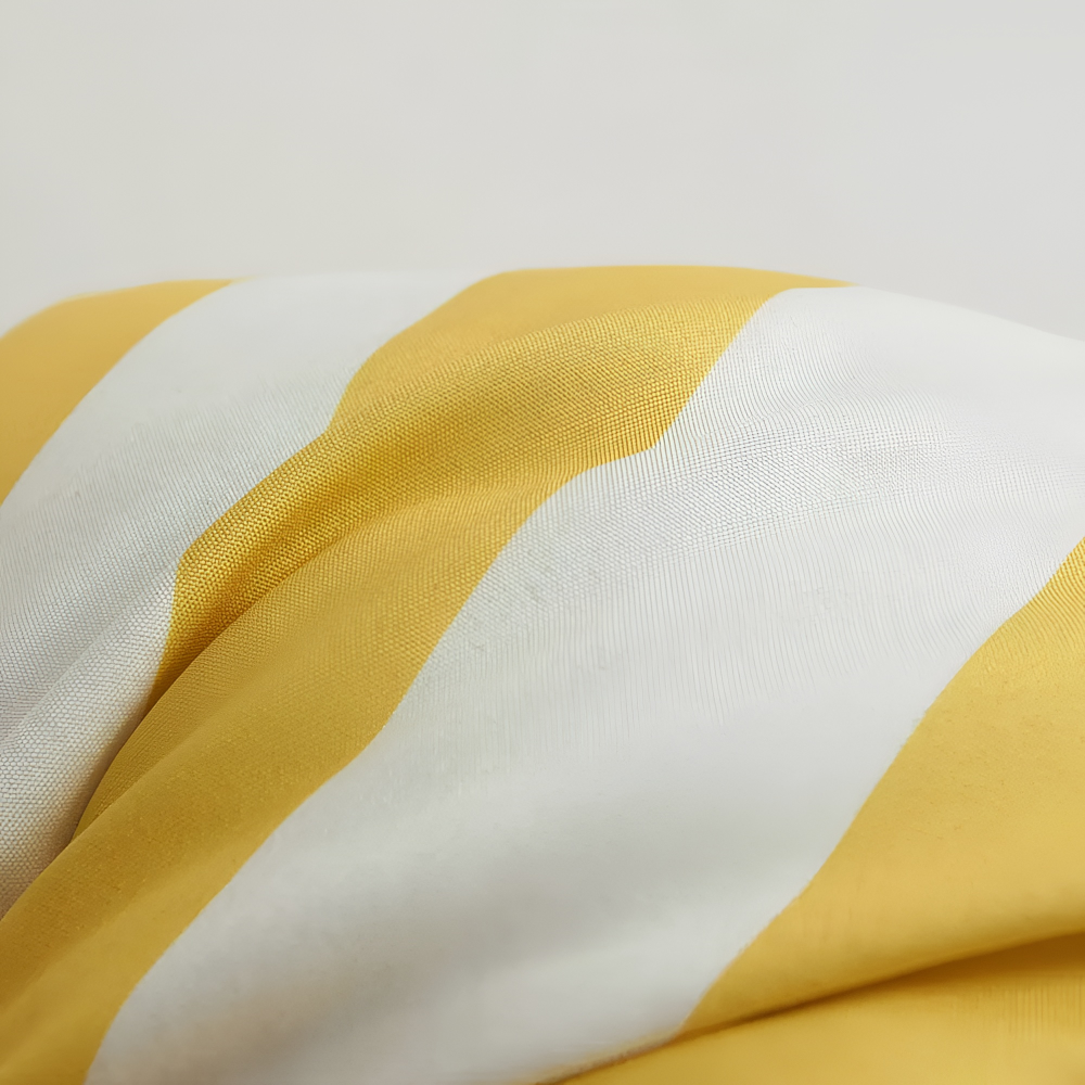 Housse de coussin extérieur rayée, imperméable et déhoussable, parfaite pour canapé de jardin en été. Style moderne.