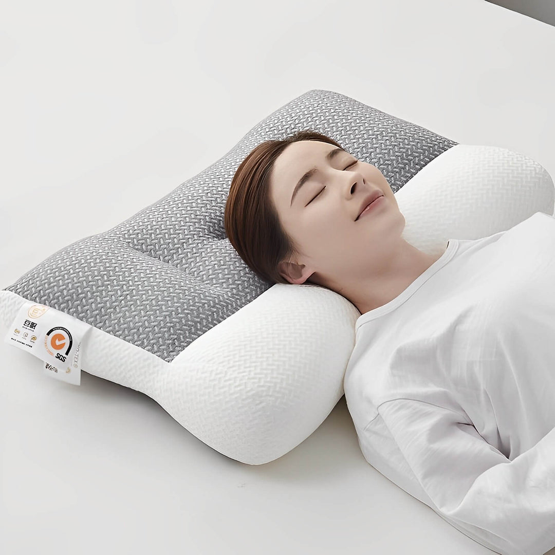 Coussin orthopédique gris pour un sommeil réparateur. Ergonomique, il prévient efficacement les douleurs cervicales.