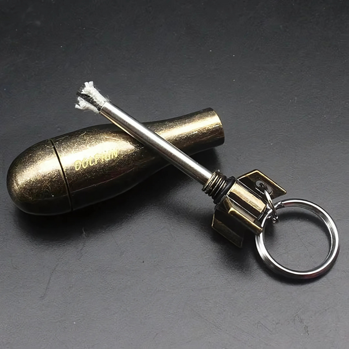 Allume-feu porte-clés de survie étanche, compact pour camping, randonnée et urgence en extérieur.
