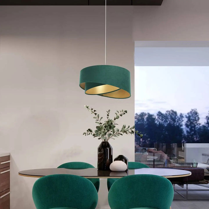 Éclairage suspension vert doux, crée une ambiance chaleureuse pour décoration intérieure scandinave.