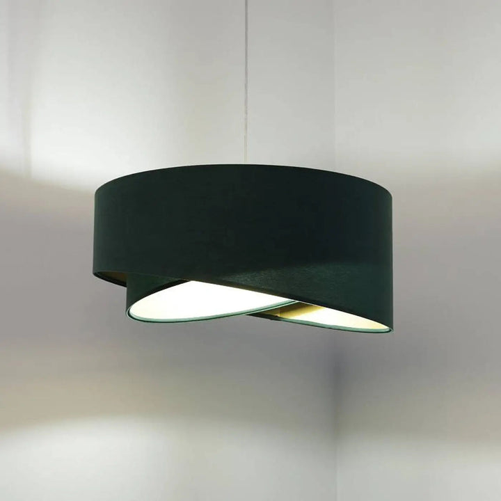 Abat-jour suspension vert épuré, design contemporain pour éclairage intérieur de cuisine ou chambre.