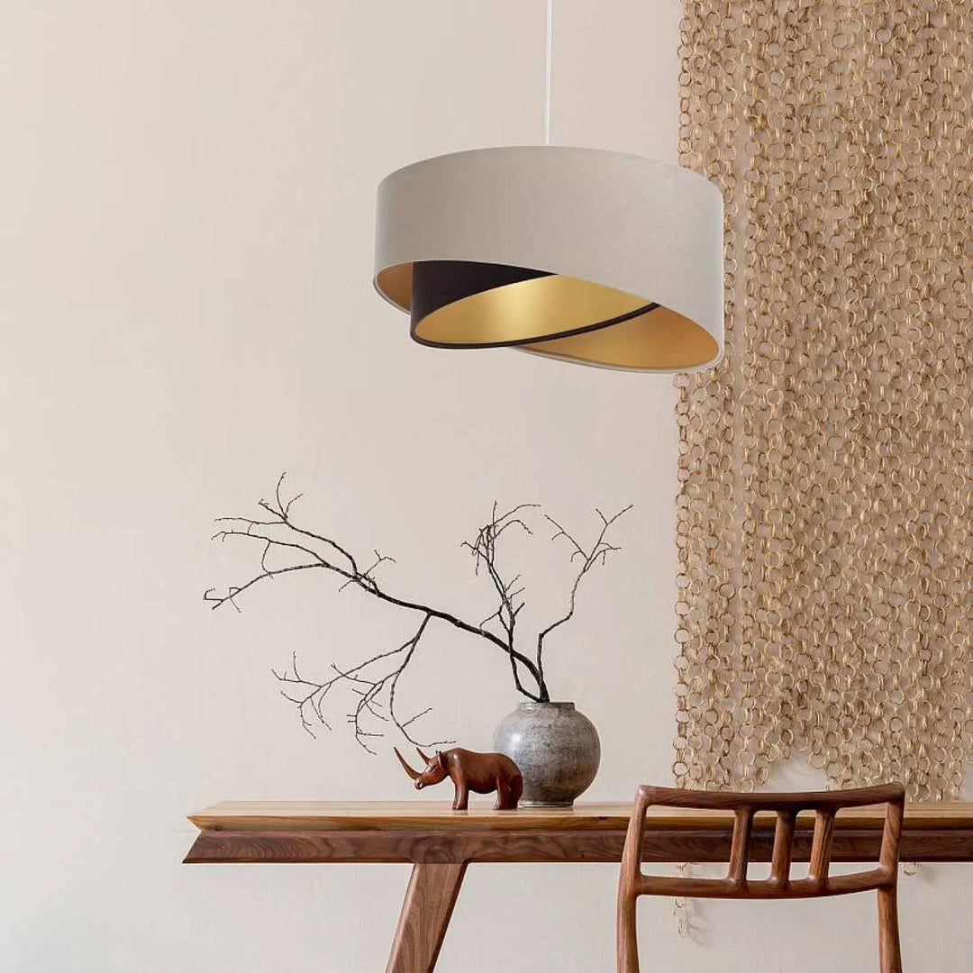 Suspension double abat-jour beige et doré, luminaire design contemporain pour un éclairage ambiant élégant.